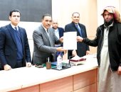 محافظ مطروح يسلم عقود السكن البديل لأهالى مشروع رأس الحكمة الجديدة