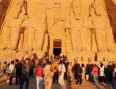 الساحة امتلأت بالسياح.. آلاف السائحين فى أبو سمبل لمشاهدة تعامد الشمس.. لايف