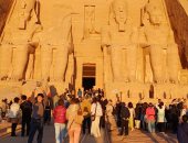 قبل يوم من تعامد الشمس.. امتلاء ساحة معبد أبو سمبل بالوفود السياحية الدولية