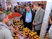 محافظ سوهاج يفتتح سوق اليوم الواحد بمدينة المنشأة لتوفير السلع بأسعار مخفضة