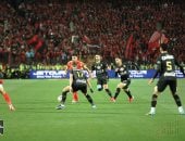 قمة مثيرة بين الأهلى والزمالك تنتهى بالتعادل 1-1.. بن شرقى يفتتح أهدافه بالقميص الأحمر.. بنتايج يواصل التألق بهدف أول فى القمة ويتوج بجائزة رجل المباراة.. وركلة جزاء تحرم الحكم النرويجى من العلامة الكاملة.. صور 