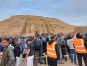حضر الزوار وغابت الشمس.. تعذر حدوث ظاهرة تعامد أبوسمبل بسبب الطقس والغيوم.. "الآثار": 4 آلاف سائح أجنبى ومصرى انتظروا الحدث.. محافظ أسوان: تجهيزات الاحتفال استغرقت شهراً.. واستقبال الأفواج بالورود.. صور وفيديو