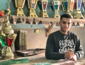 طالب جامعى فى الصباح وصانع فوانيس بالمساء.. يوسف الجيزاوى ورث المهنة أبا عن جد وعمره 6 سنوات.. أجاد التصنيع فى الـ11 وتفوق دراسيا والتحق بكلية الحقوق.. ويؤكد: فخور باللى حققته وعمرى ما هسيب صنعتى