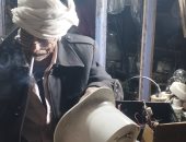 حكاية عم رجب 70 سنة ولسه بيصلح أجهزة منزلية.. ويؤكد: نعمة وهبها الله لى
