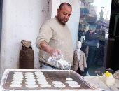 عم "توكل" صنايعى حلويات دمياطى: "الأسعار حلوة والكل هيفرح السنة دى".. صور