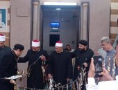 مصر فى صورة.. قسيسان يشاركان بتعليق زينة رمضان بمسجد فى قنا