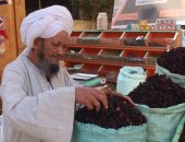 بلح ومشروبات أسوان لا غنى عنها فى مائدة الإفطار الرمضانى.. "الملكابى والبرتمودى" أجود أنواع التمور الجافة ويضاف لها الماء واللبن.. و"التمر الهندى والعرقسوس والدوم" عصائر مفيدة للجسم بعد فترة صيام.. فيديو