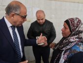 محافظ المنيا يوجه بتحويل المركز الطبى الشرقى لعيادات تخصصية لمرضى التأمين