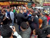 عمرو الليثى يلتقى أصحاب محل عصير ويهديهم جوائز مالية ببرنامج "أجمل ناس"