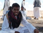 أشهر أكله ومشروب فى حلايب وشلاتين.. "السلات" الطبق الأكثر شيوعا خلال شهر رمضان المبارك.. يجهز بشوى لحم الضأن على أحجار البازلت.. و"الجَبِنة" المشروب الرئيسى يتم تحضيره من "البن والحبهان" فى إناء من الفخار.. صور