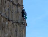 علم فلسطين فوق برج "بيج بن".. رجل يتسلق إليزابيث تاور ويرفع العلم.. صور
