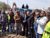 محافظ الجيزة يعاين موقع إصلاح كسر خط طرد صرف صحى فى أبو النمرس.. فيديو