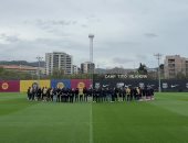 دقيقة صمت فى تدريبات برشلونة حدادا على رحيل طبيب الفريق.. فيديو
