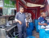 أبو سامح أشهر شربتلى بالمحلة.. 40 سنة فى صناعة التمر هندى والعرقسوس.. فيديو