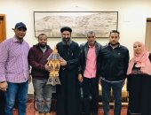 كاهن كنيسة يهدى فانوس رمضان للمسلمين العاملين بمنطقة آثار أبو سمبل