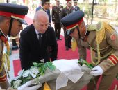 محافظ القاهرة يضع إكليلا من الزهور على مقابر شهداء المنطقة العسكرية بالخفير