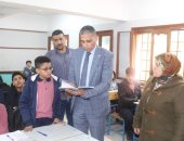 وكيل وزارة التعليم بالجيزة يشدد على التزام الطلاب بالزى المدرسى