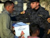 "الأمن المركزى" من مكافحة الجريمة إلى تقديم الأمل.. لحظات إنسانية ورمضانية تشعّ فى قلوب المصريين.. الأبطال يوزعون كراتين مواد غذائية على المواطنين.. والأهالي: شكرا للرئيس السيسي رسم البسمة على الوجوه.. صور