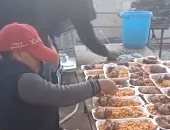 متطوعون مسلمون ومسيحيون يقدمون أطباقا شهية لـ1200 صائم بكفر الشيخ.. فيديو
