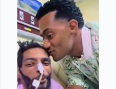 محمد رمضان يزور اللاعب إبراهيم شيكا ويقبل رأسه (صور)