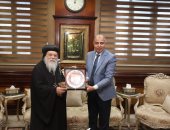 محافظ المنيا يتسلم درع رحلة العائلة المقدسة بكوم ماريا من الأنبا ديمتريوس مطران ملوى