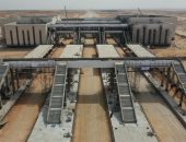 تركيب قضبان الخط الأول للقطار الكهربائي السريع وتقدم نسب تشطيب المحطات.. سواعد مصرية تنفذ أسرع قطار فى مصر من العين السخنة حتى مطروح بطول 675 كم.. الخط يربط البحرين الأحمر والمتوسط ويضم 22 محطة.. صور