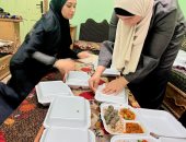 فريق من فاقدى البصر بالعريش يجهزون وجبات إفطار لمرافقى المرضى الفلسطينيين.. فيديو