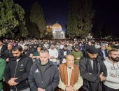 آلاف المصلين الفلسطينيين يؤدون صلاتى العشاء والتراويح فى المسجد الأقصى