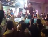 شبرا الخيمة تحتفل بعودة سعد الصغير.. زفة شعبية ولافتات ترحيب بعد خروجه من السجن (فيديو)