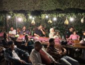 أكرم حسنى يحتفل بمشاهدة الحلقة الأخيرة من الكابتن مع أبطال المسلسل فى فيلته