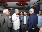 20 مصابا غادروا المستشفى.. نائب محافظ قنا يتفقد المصابين في تصادم أتوبيس وجرار زراعي