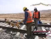 سواعد مصرية تنفذ أسرع قطار فى مصر.. تركيب قضبان الخط الأول للقطار الكهربائي السريع