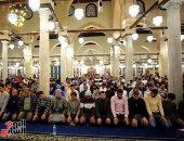 خاشعة قلوبهم.. صلاة العشاء والتراويح من رحاب الأزهر الشريف
