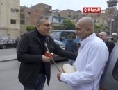 عمرو الليثى يلتقى مع المسحراتى ويجبر بخاطره ويهديه جائزة مالية