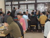 رئيس جامعة المنصورة يشارك طلاب المدينة الجامعية مائدة الإفطار