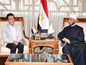 وزير الأوقاف يكرِّم الفنان القدير سامح حسين