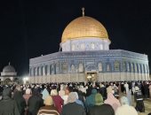 العالم هذا المساء.. 70 ألفا يؤدون صلاتي العشاء والتراويح في المسجد الأقصى المبارك.. شهداء ومصابين في قصف إسرائيلي على درعا السورية.. البنتاجون يعلن اغتيال العشرات من قادة الحوثي.. وترامب: أي رد يعتبر من إيران