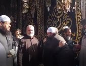الحزن يخيم على أسرة أبو إسحاق الحوينى أثناء تلقى عزائه بكفر الشيخ.. فيديو