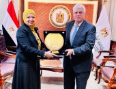 صندوق تطوير التعليم بالوزارة يكرم أيمن عاشور لدعمه مراكز مهارات القرن الواحد والعشرين