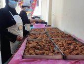 "القومى للمرأة" بأسوان يوزع 500 وجبة غذائية ضمن مبادرة "مطبخ المصرية"