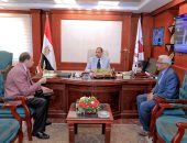 محافظ سوهاج يهنئ الفائزة بجائزة الأم المثالية على مستوى المحافظة