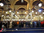 بقلوب مطمئنة.. الآلاف يؤدون صلاتى العشاء والتراويح فى ليلة 20 رمضان بالأزهر