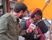 واقفة تحت الأمطار تشتغل علشان عيالها.. شاهد لحظة فوز عائشة بجائزة "فتحى شو"