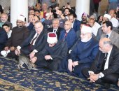 شاهد بالصور.. وزير الأوقاف "يلاطف" قطة في احتفال الوزارة بذكرى فتح مكة