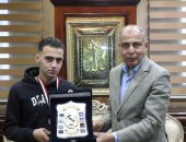 محافظ المنيا يكرم اللاعب جمال أكرم أصغر بطل قتالى على مستوى الجمهورية