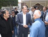 محافظ سوهاج يستمع إلى مطالب المواطنين عقب صلاة الجمعة بمسجد الشرطة