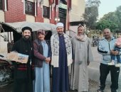 وزع عصائر وتمر.. قمص يشارك في إفطار صائمين على الطريق بقرية شنهور في قنا