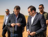 وزير الزراعة يتفقد مشروع استصلاح 650 ألف فدان بشرق العوينات