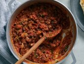 سحور 29 رمضان.. طريقة عمل الفول بالصلصة والسجق