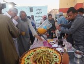 أهل "الطيباب" فى أسوان ينظمون إفطارا جماعيا وسط الطبيعة الساحرة على النيل.. أبناء النوبة يستقبلون ضيوفهم بالفواكه والأكلات المميزة.. الأهالى يؤكدون: عادة توارثناها من الأجداد واختيار المكان وتجهيزه بالرسومات